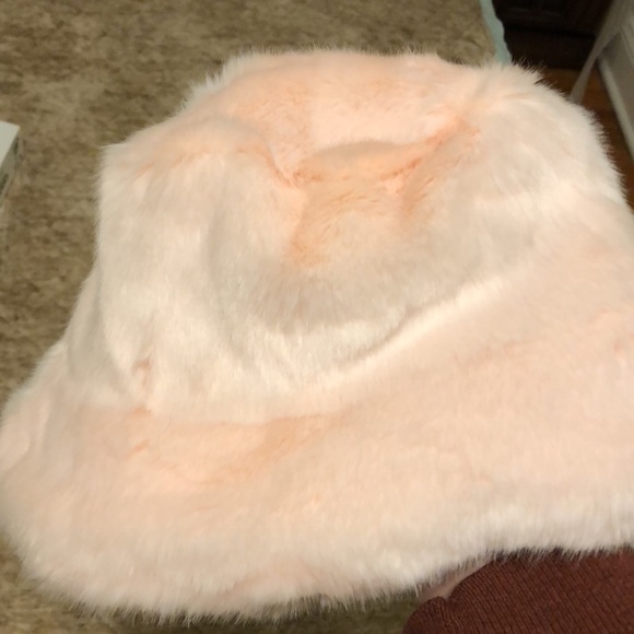 Fluffy pink hat for women - Picture 2 of 4